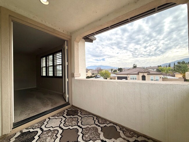 Building Photo - Spacious 5 Bedroom Wolf Creek Home with Balcony, Loft & Secondary Kitchen