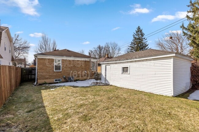 Building Photo - 1115 Lake Michigan Dr NW