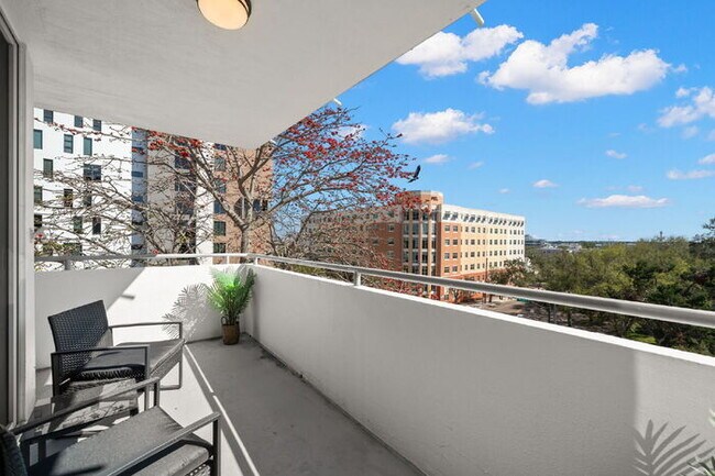 Building Photo - Charming 2-Bedroom, 1-Bathroom Fully Furnished Condo in the Heart of Downtown St. Petersburg!
