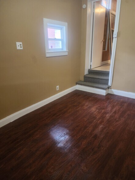 Building Photo - 40 Maple St