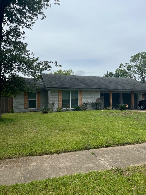 Building Photo - 1823 Shadow Bend Dr