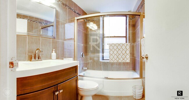 Building Photo - 150 W 51st St