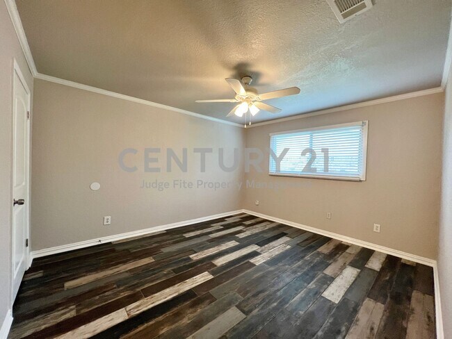 Building Photo - Tastefully updated 3/2/2 in Benbrook For Rent!