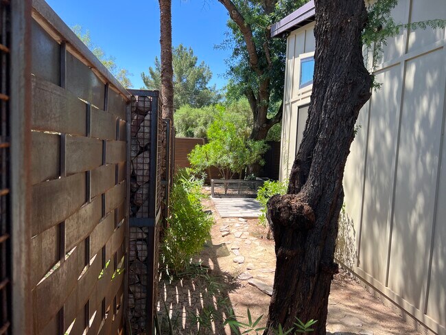 Building Photo - 1220 S Roosevelt St