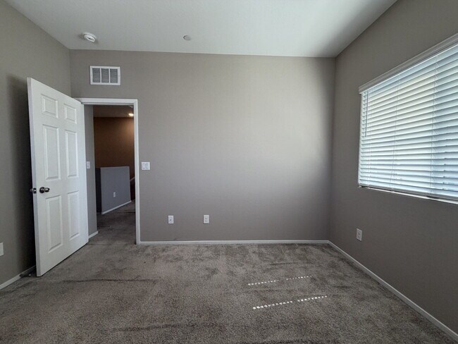Building Photo - GATED 3 BED 3 BATH 2 CAR GARAGE TOWNHOUSE W/ BED AND BATH DOWNSTAIRS + LOFT & YARD. COMMUNITY FEA...