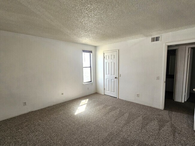 Building Photo - Roomy 1 Bedroom Condo on 2nd Floor with Covered Balcony