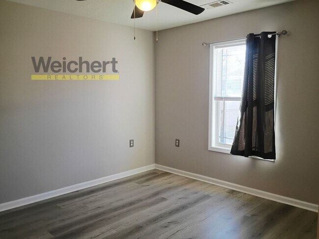 Building Photo - Spacious 4 Bed / 2 Bath Home