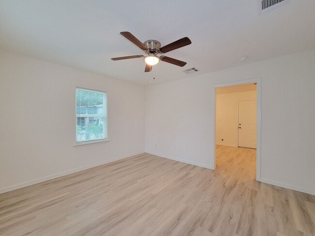 Building Photo - BEAUTIFUL REMODELED 3 BEDROOM 2 BATH WITH ...