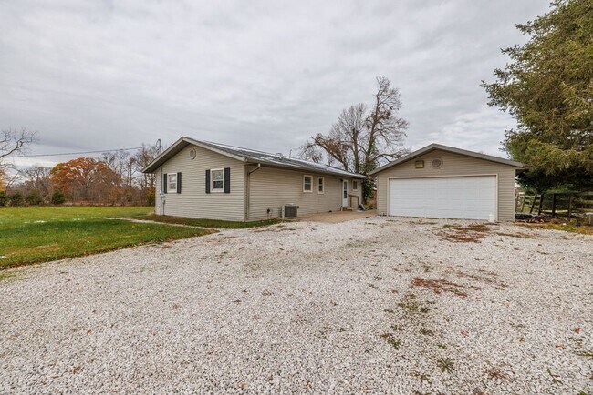 Building Photo - Quiet 3 Bedroom Home with Detached Garage