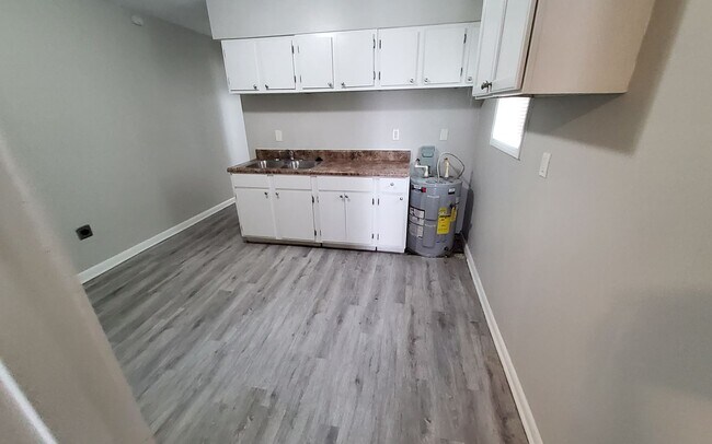 Building Photo - Charming Apartment Unit