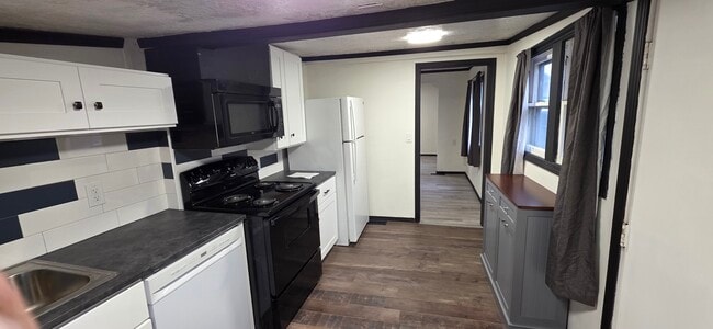 Building Photo - 221 Elm St