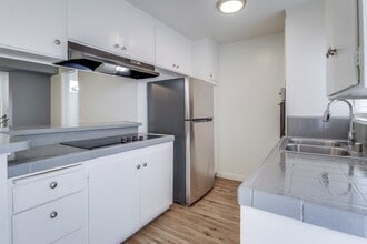 Building Photo - 437 &amp; 441 W. Queen St