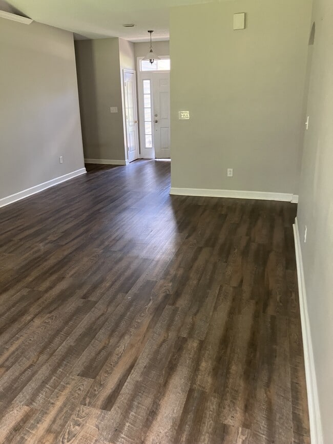 Building Photo - 318 Riverchase Dr