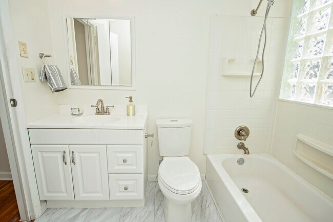 Building Photo - 1448 E Walnut St