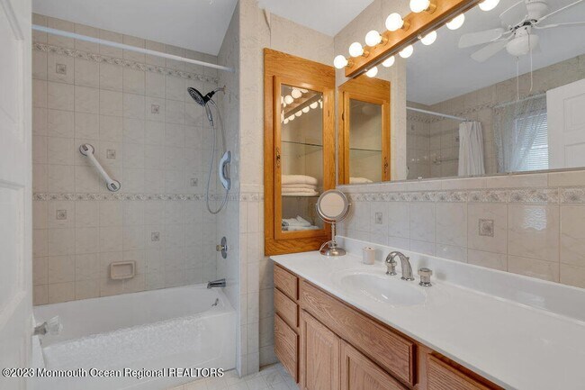 Building Photo - 683 Main Ave