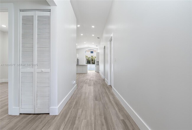 Building Photo - 15130 SW 49th Ct