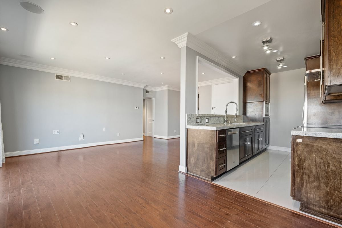 Building Photo - 1115 S Elm Dr