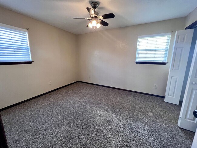 Building Photo - Great 3 bed/2 bath Home in Moore!  Availab...
