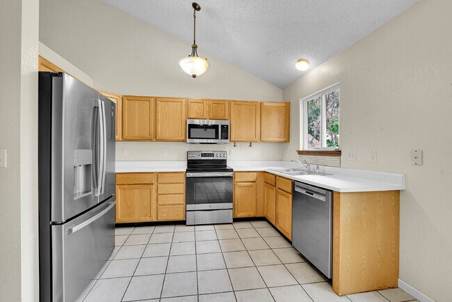 Building Photo - $2,895, 4 bed, 3 bath, located in Westmins...
