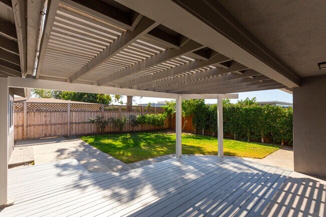 Building Photo - GORGEOUS Remodeled and Upgraded Beautiful ...