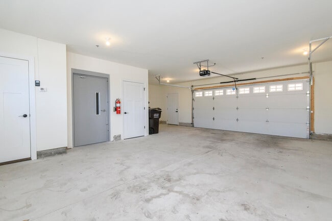 Building Photo - 206 Grand Ave