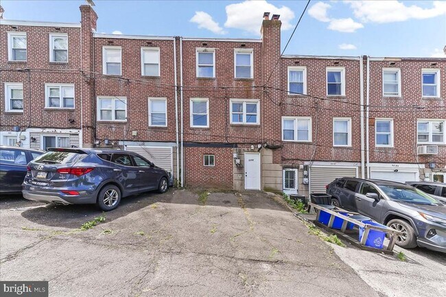 Building Photo - 5205 Westbrook Dr