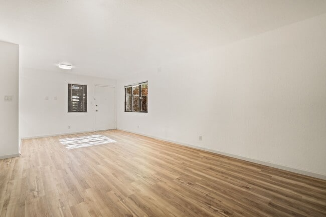 Building Photo - Secluded Rockridge 2BD | Parking Included | Near BART, Shops & Dining