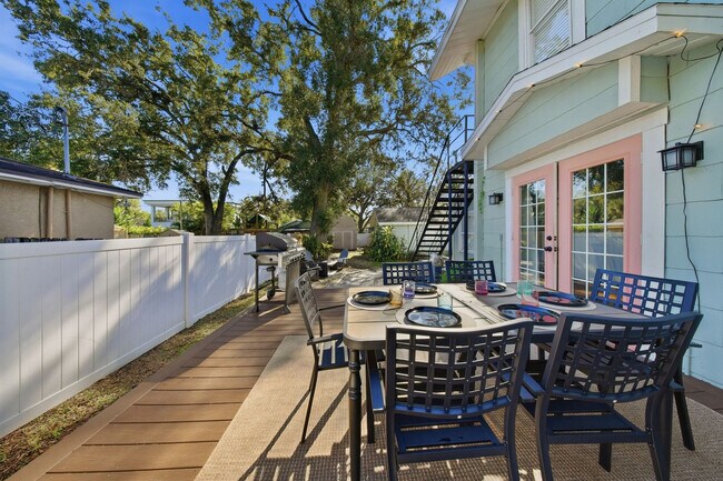 Building Photo - 720 1/2 West Woodlawn Avenue-SI ID1271939P