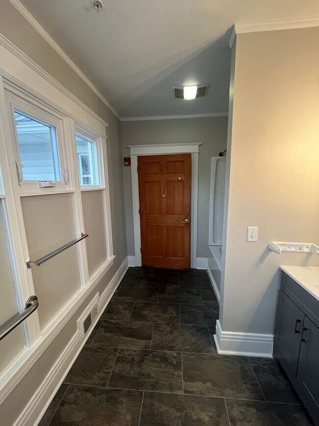 Building Photo - 2729 Dewey Ave