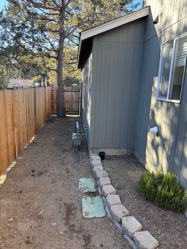 Building Photo - 3 BR/2.5 BA Townhouse