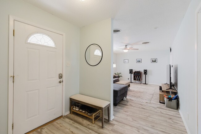 Building Photo - Adorable 3 Bedroom Home