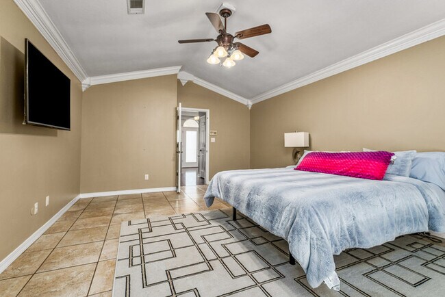 Building Photo - 4/2 Cantonment Property in Kings Road Neig...