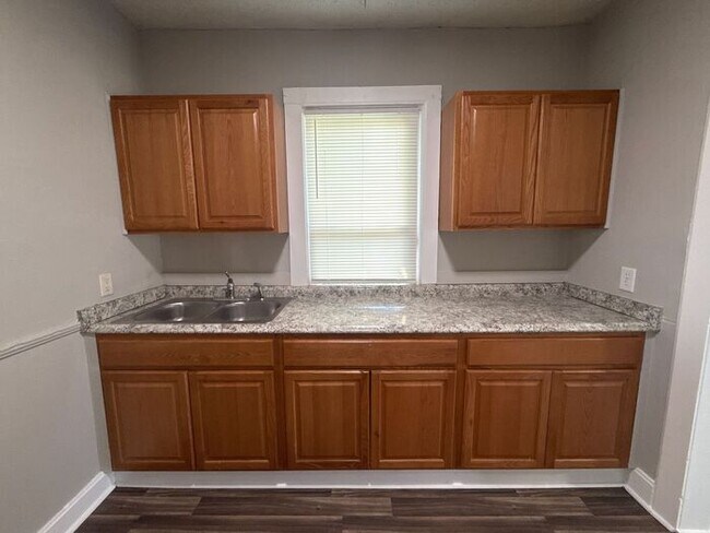 Building Photo - FOR RENT - Renovated Duplex in Gallatin - Half Off 1st Month Move in Special!