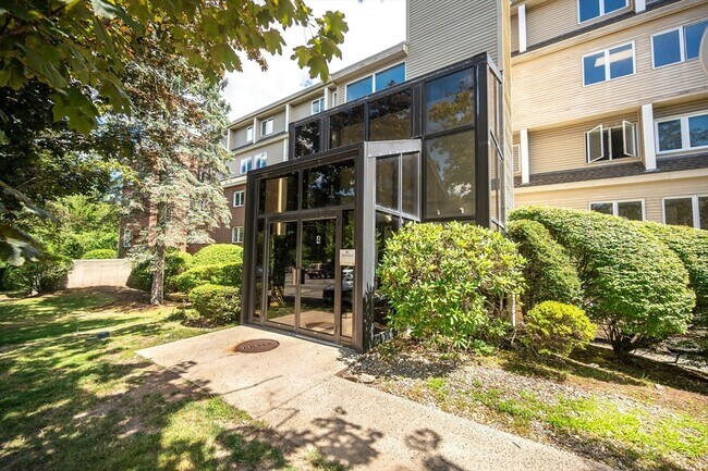 Building Photo - 4 Duck Pond Rd