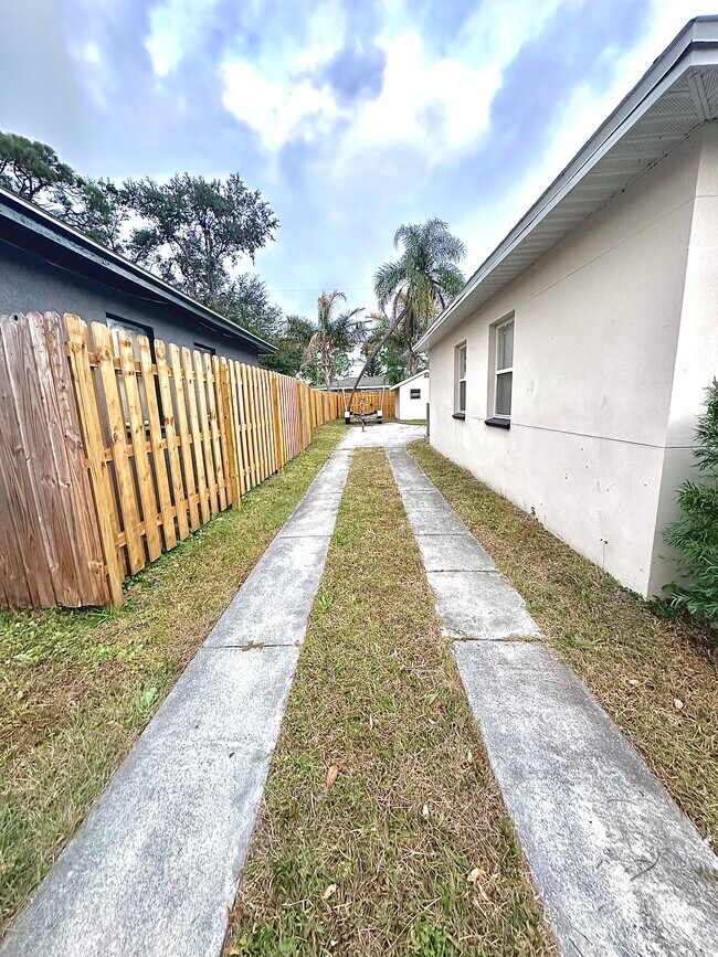 Building Photo - 1050 Nokomis St