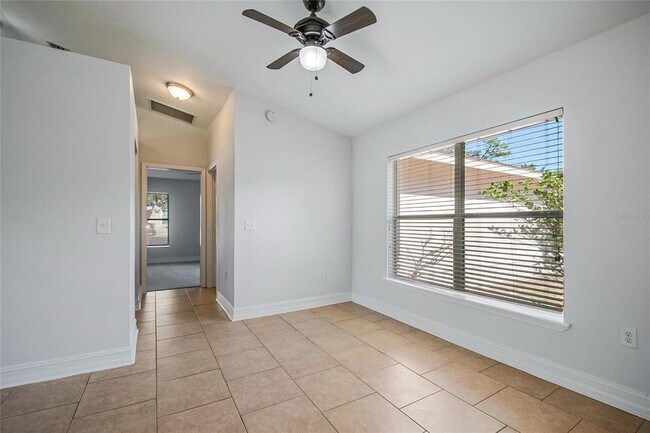 Building Photo - 2370 Pine St