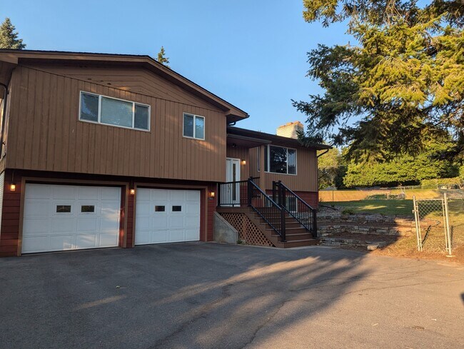 Building Photo - 2302 Garland Dr