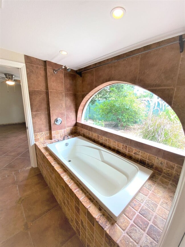 Building Photo - ** SOUTH NAPLES ** 4 BED / 3.5 BATH ** POOL** NO HOA ** PETS OK **ANNUAL **