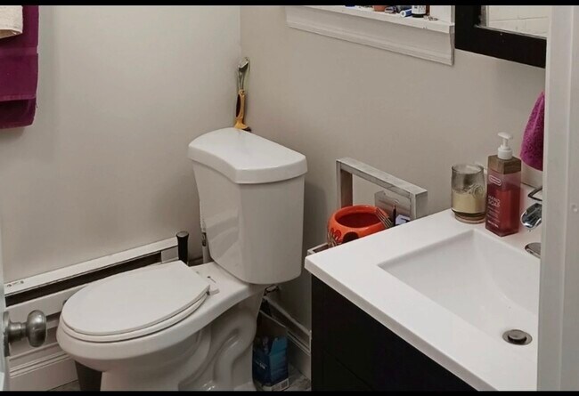 Building Photo - 2129 N Dayton St