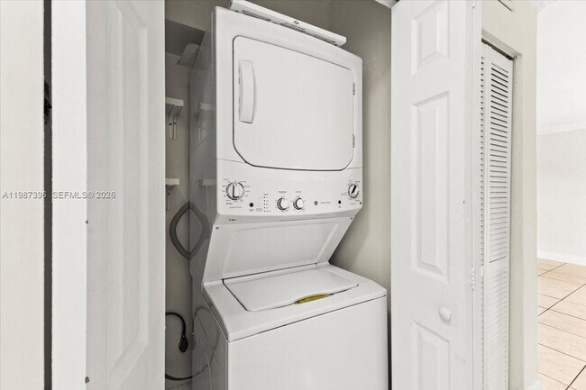 Building Photo - 2323 Van Buren St