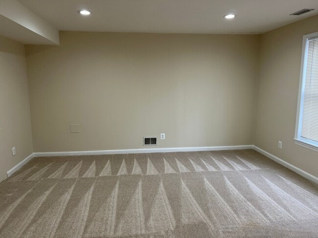 Building Photo - Spacious and Gracious, Close to EVERYTHING!