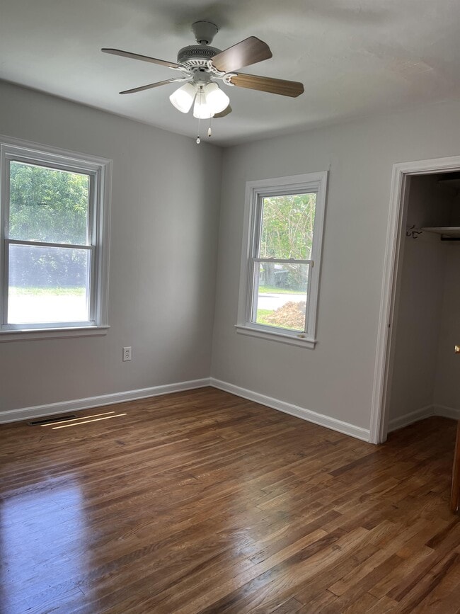 Building Photo - 413 10th St Terrace