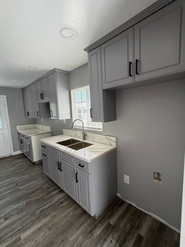 Building Photo - Newley Remodeled 3 BD 2 BA house with Big lot in SW Bakersfield