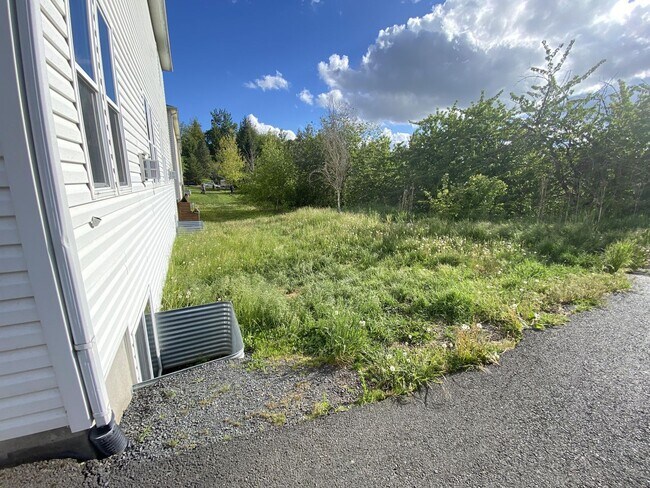 Building Photo - 857 N Garfield St