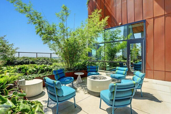 Building Photo - 70 Rainey St