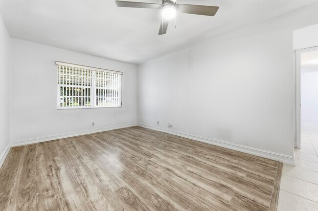 Building Photo - 1167 S Drive Cir