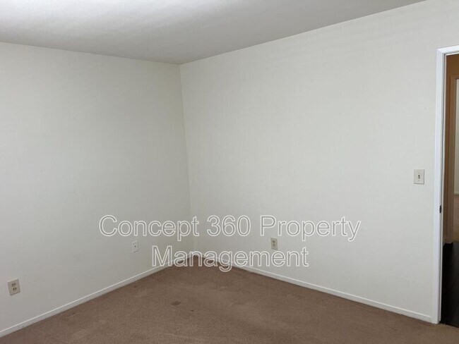 Building Photo - 13525 3/4-13524 Village Dr