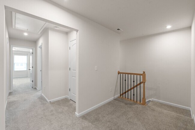 Building Photo - Like-New Townhome in Pristine, Move-In Ready Condition