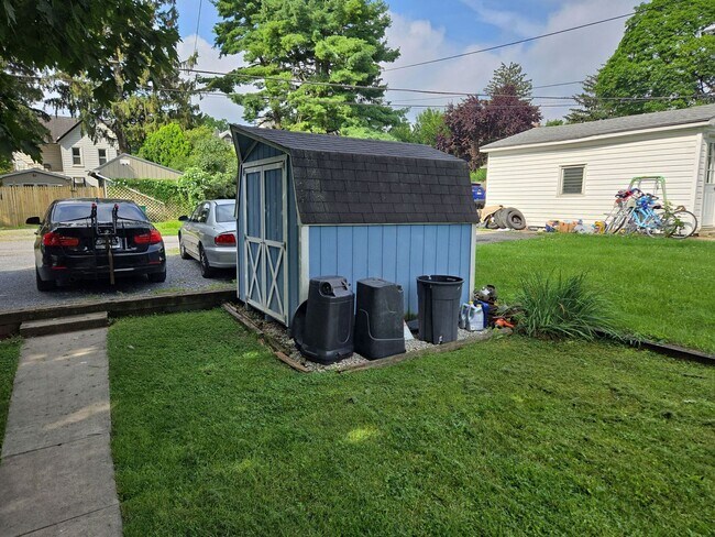 Building Photo - 552 E King St