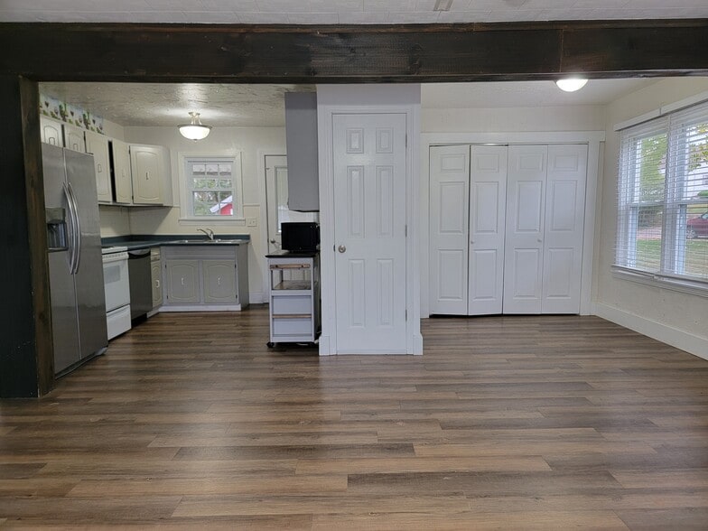 Building Photo - 100 E Elm St